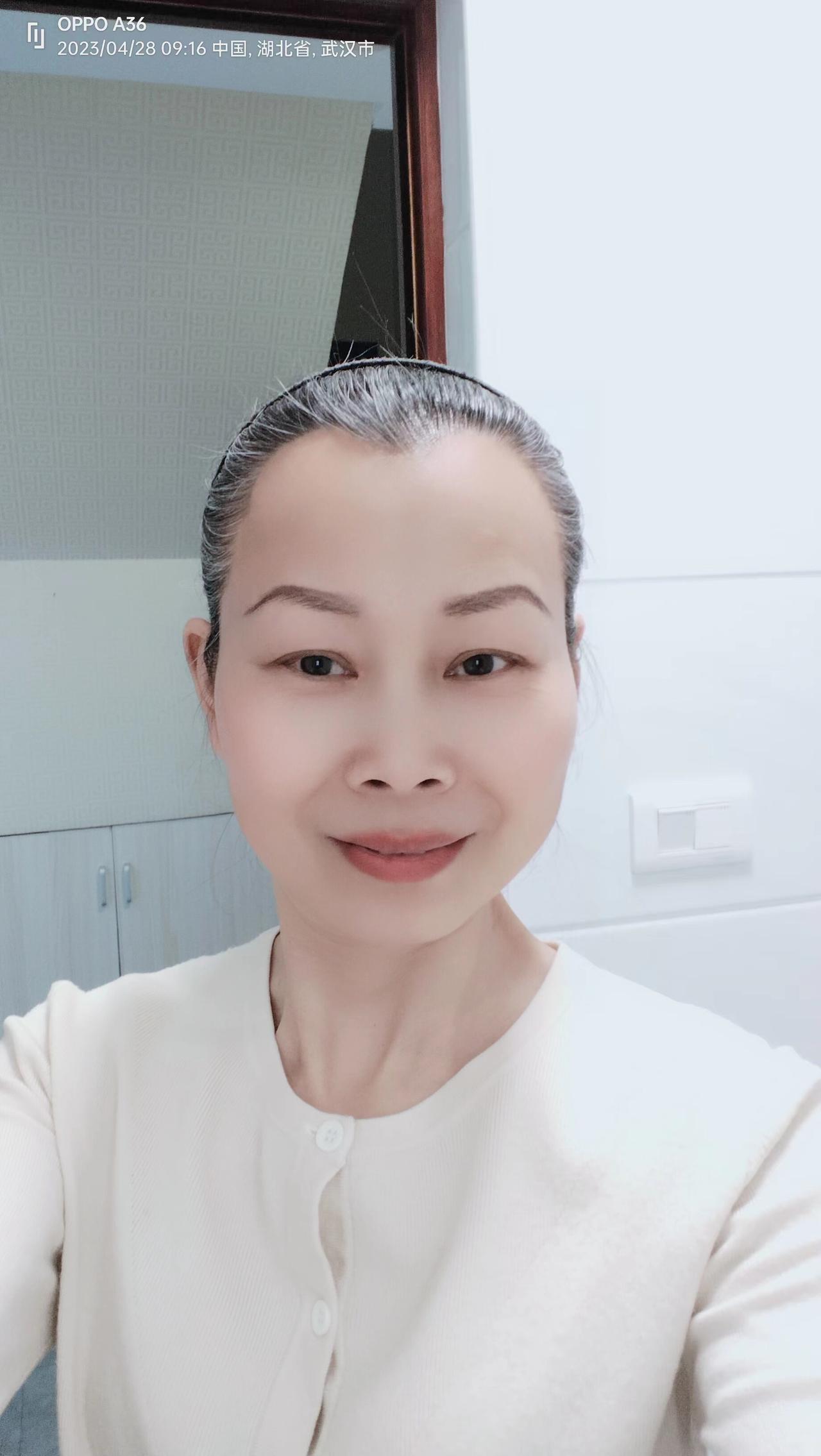 这是二年前的自己照片
如今
我俨然是满头白发的老太太了
居家照料老人这个活儿
是