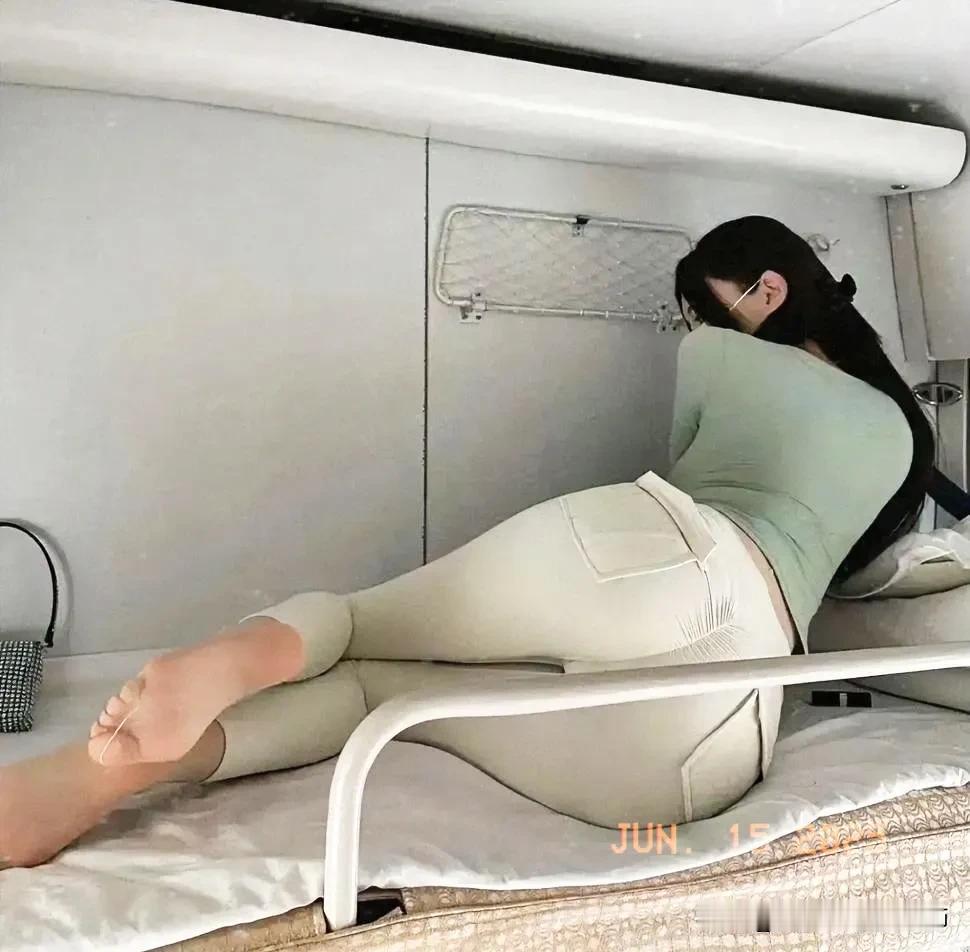 睡火车上铺的小姐姐 身材如何？！