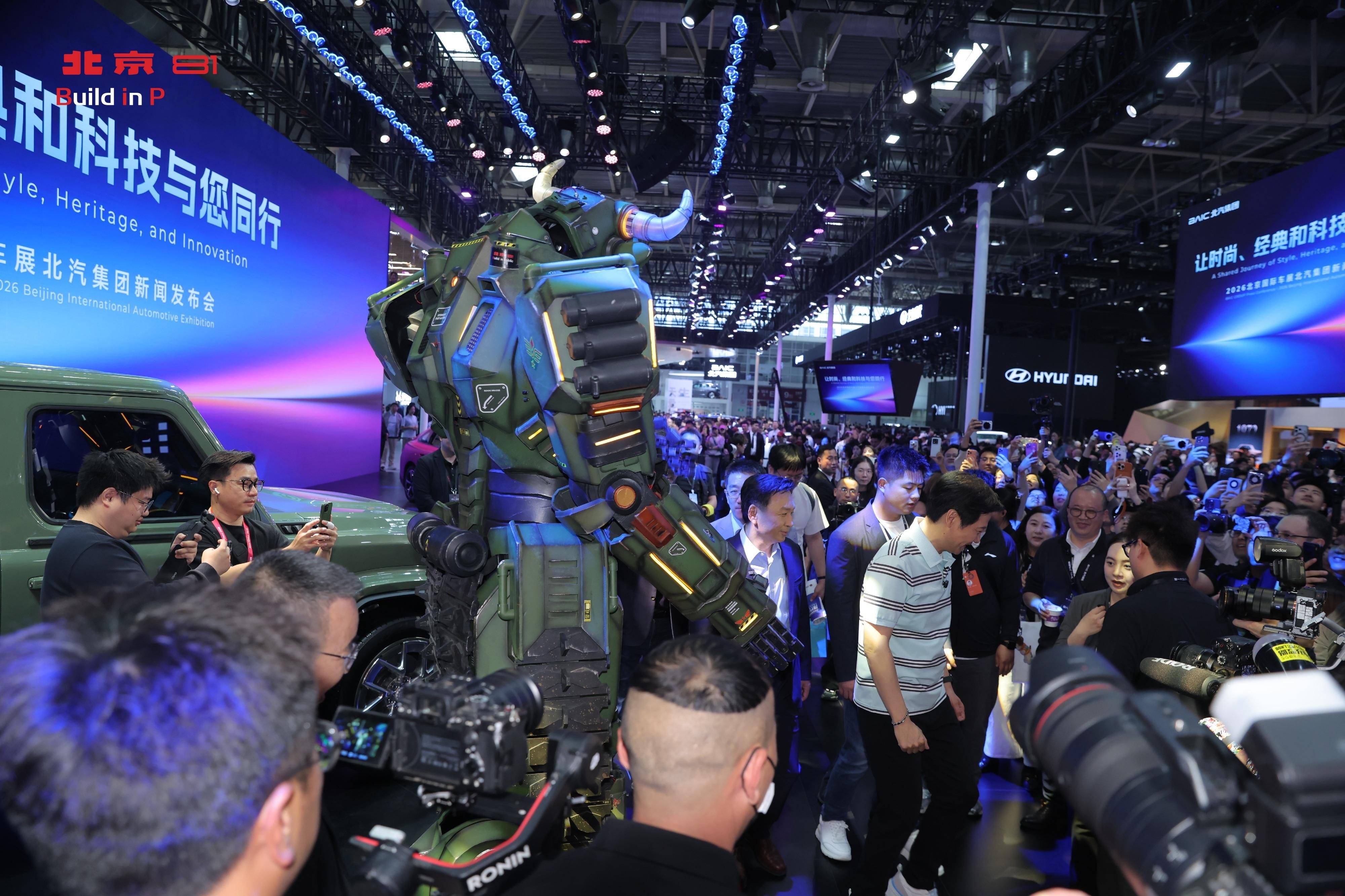 大佬也逃不过真香定律！北京81展台曝雷了北京81战术方盒子 雷军坐进去那一刻，全