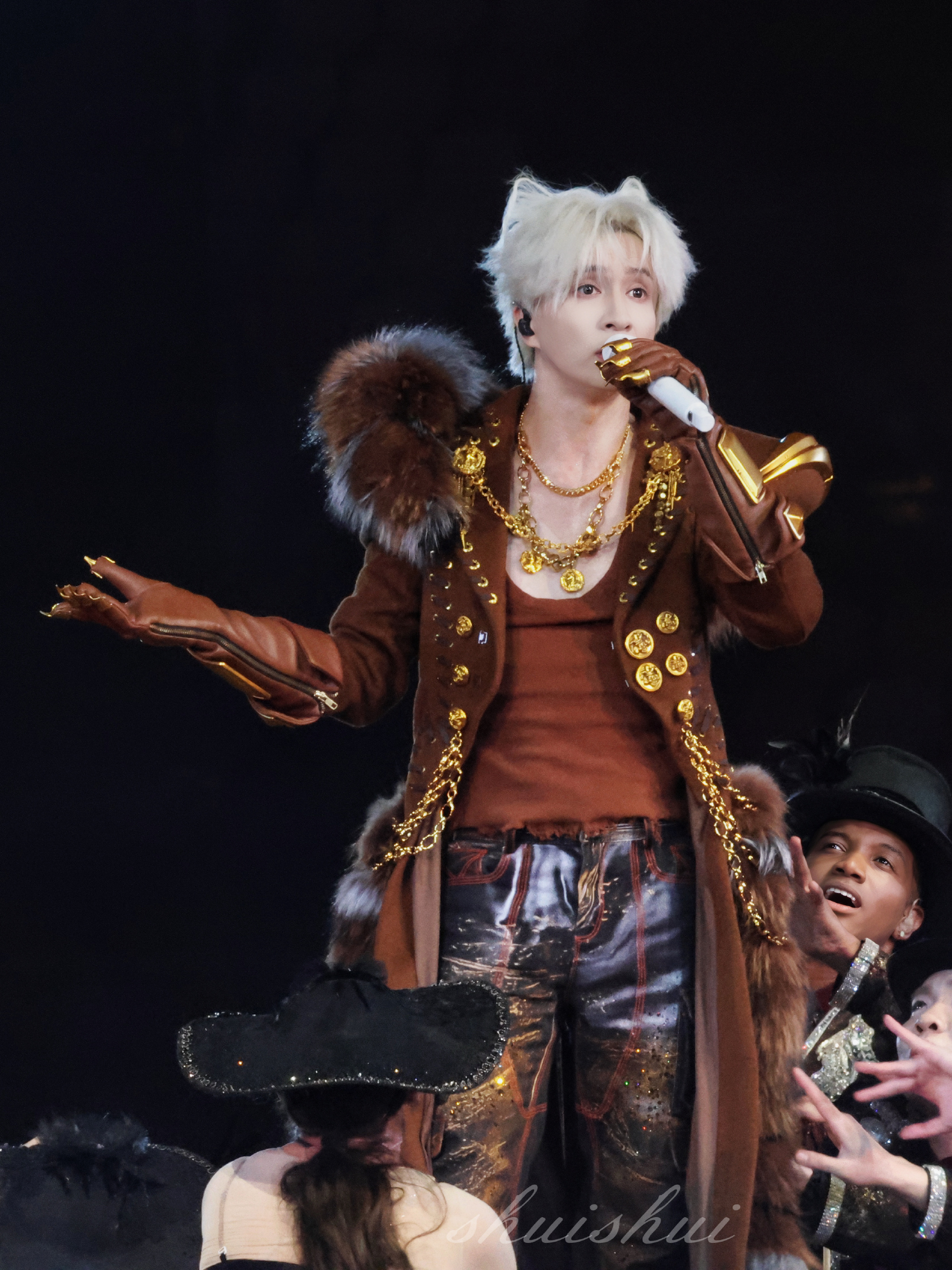 薛之谦白狐耳朵薛之谦兽耳万兽之王竟然银发白狐🦊薛之谦广州演唱会造型完全是万兽之