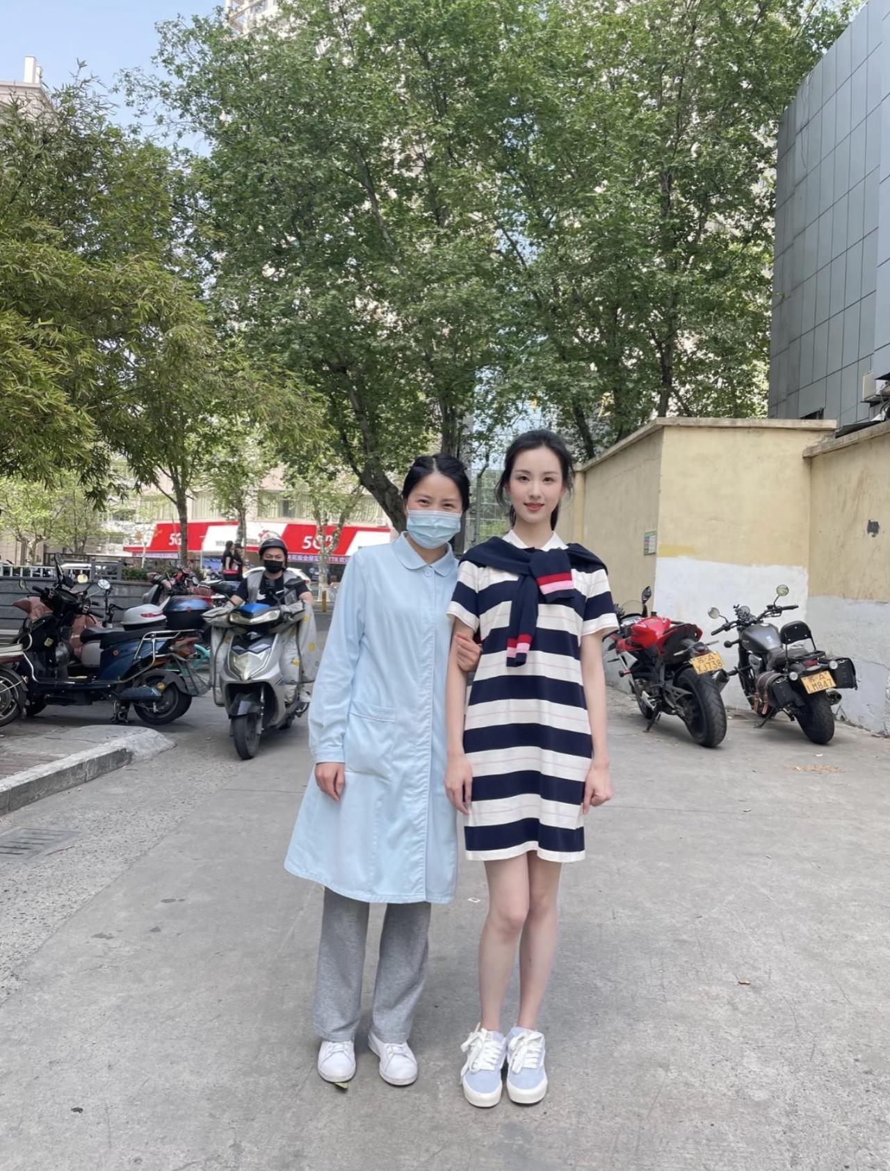陈都灵的旧照，被旁边小姐姐偶遇到，两人还合影了，好羡慕她啊。

漂亮的嘟嘟，人很