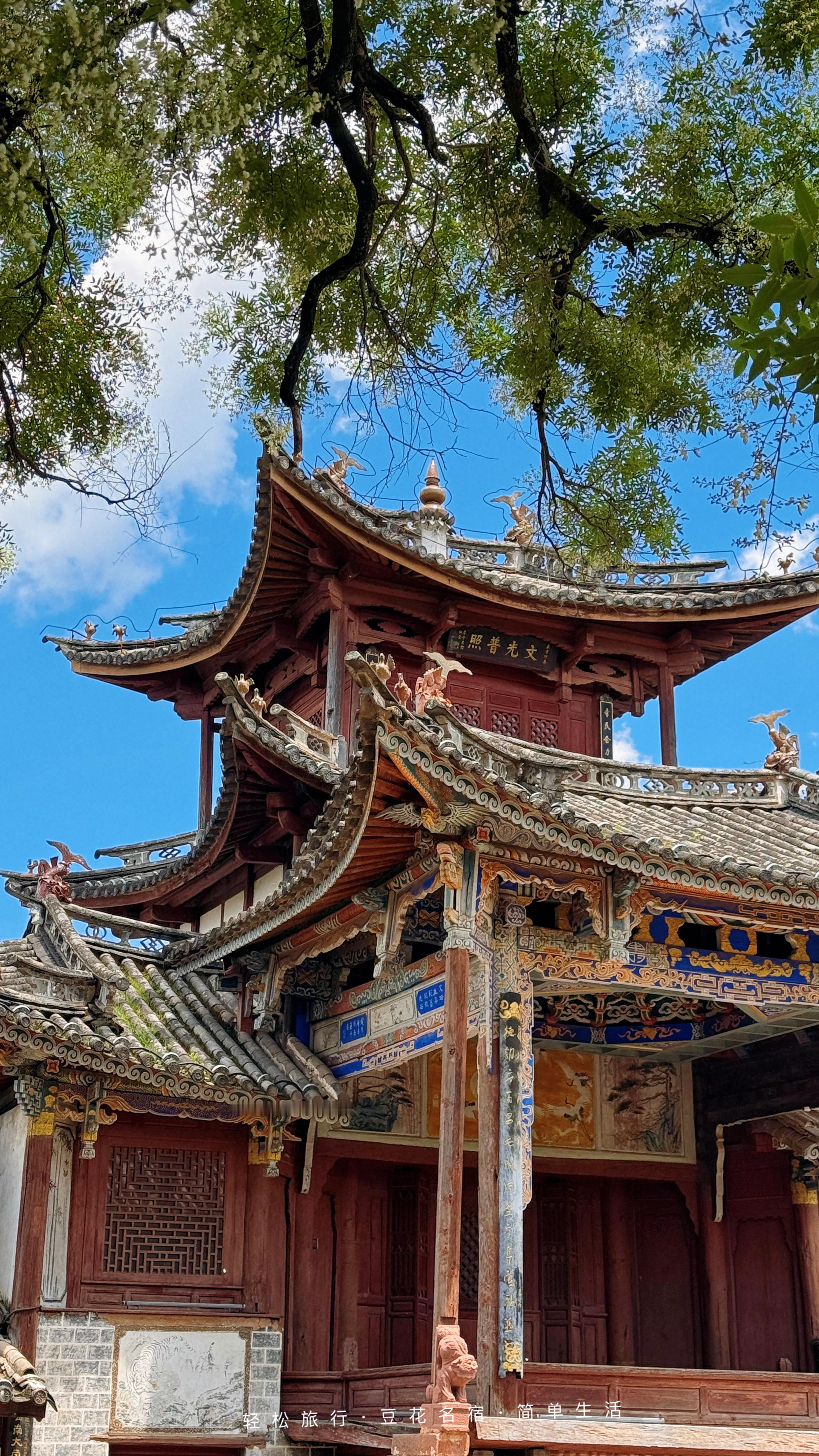 沙溪的石板路被脚步声填满，文艺招牌在阳光下晃眼。蓝天和云还挂在天上，风却卷着喧嚣