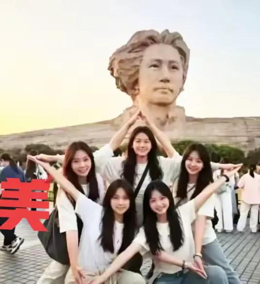 重庆五个女孩火了。没穿汉服，没挂滤镜，没摆剪刀手，五个人在橘子洲头的雕像前用身体