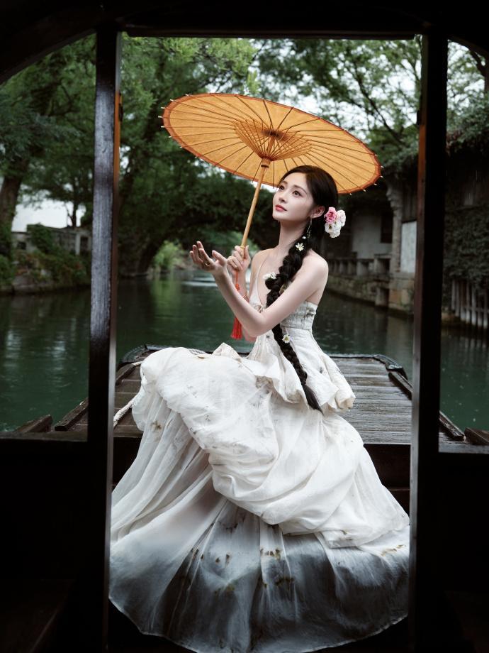 拍成周洁琼这样才可以说神图周洁琼撑油纸伞  周洁琼撑油纸伞，真的仿佛落入人间的仙