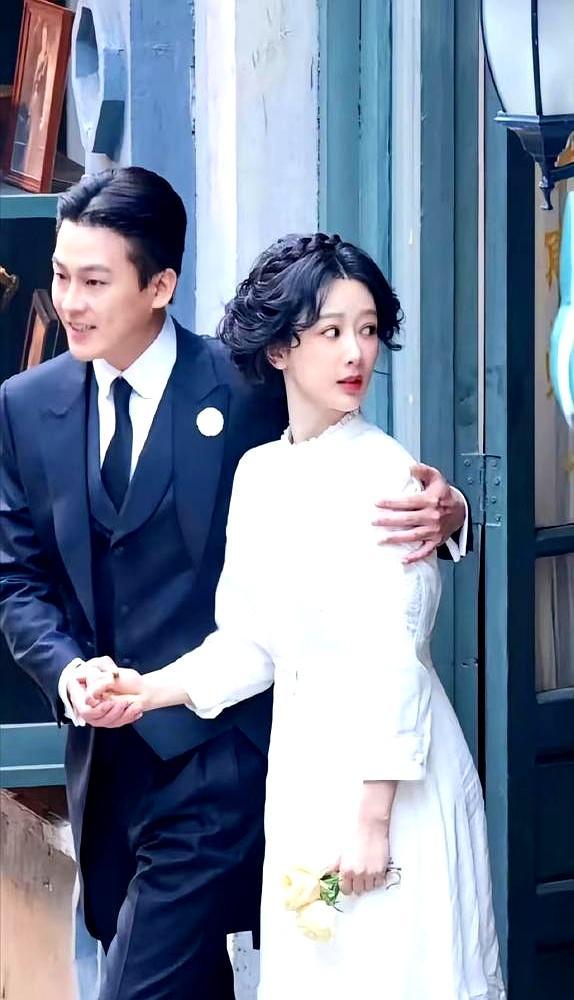 全网嘲笑34岁杨紫硬演14岁少女，却忘了1914年根本没有“少女感”。
 
路透