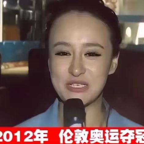 原来我们都误会了，
很多人以为冉莹颖
是央视财经的在编主持人。其实她当年供职的证