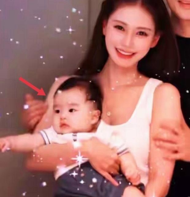 马筱梅34岁生日，晒一家三口合照，汪宝儿呆萌可爱，夫妻俩男帅女美，一家人过成了幸