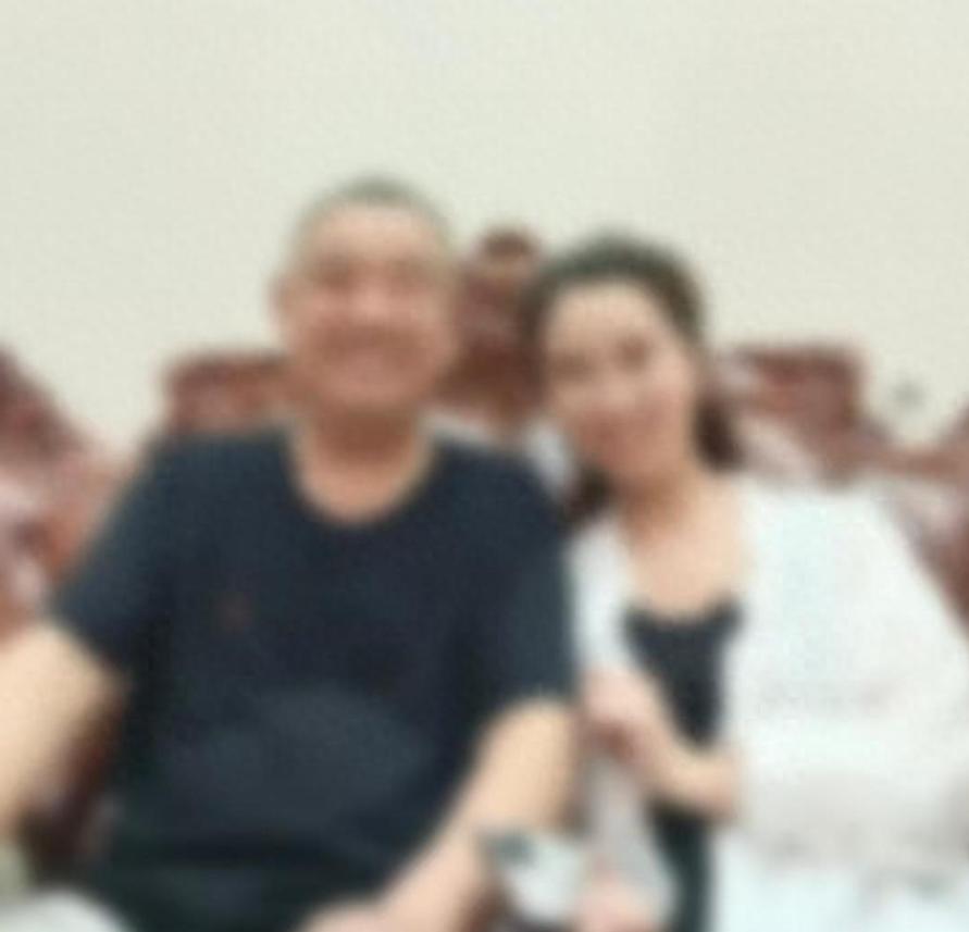 这下该怎么办呐，一家四口，父母去世了，剩下一儿一女，谁来照顾？
11月5日，张女