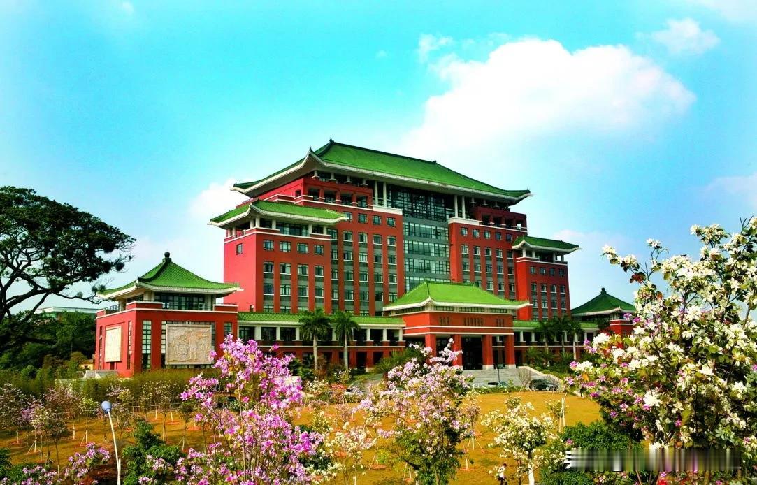 580分法学，华南农业大学和广州大学怎么选？前几天家长私信，小孩读文科目标想学法