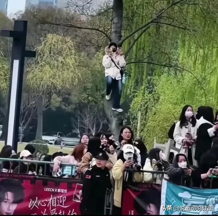 笑不活了！这就是传说中莎头粉丝的河对岸名场面吧！
 
为了看一眼心心念念的人，粉