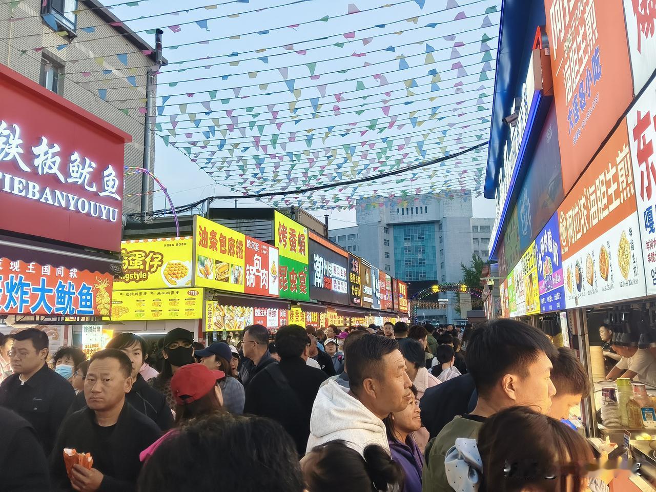 今天和孩子去了趟大连市区的交大小吃街，发现这里一如既往地人头攒动，走路都得走慢一