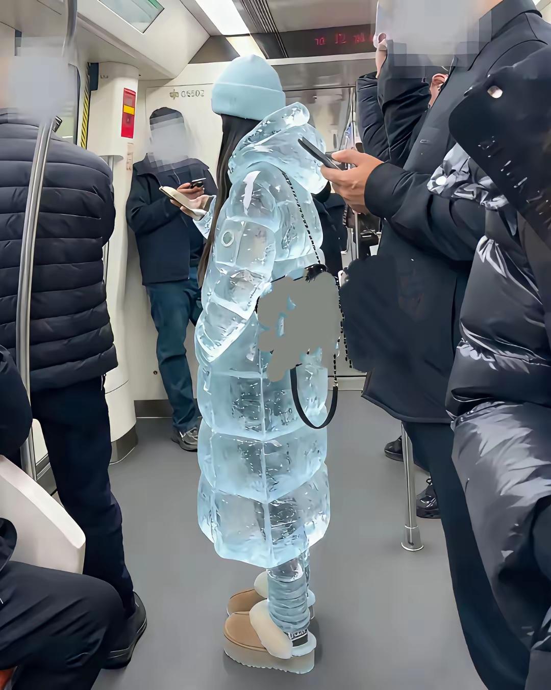 现在连衣服都这么高科技了吗
今年是流行这种羽绒服吗
看不懂了
那么多人晒
这种衣