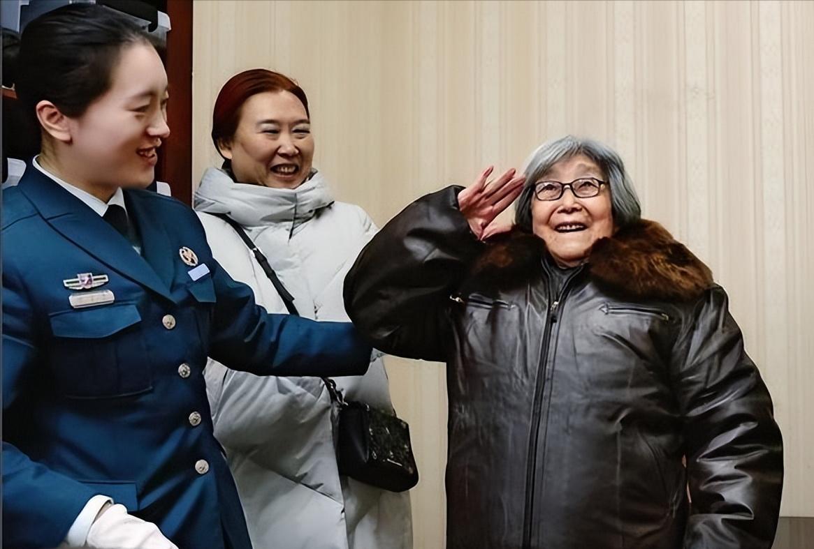 1964年，女飞行员被派往西北执行秘密任务，谁料，刚下飞机，就被拉到照相机前。女