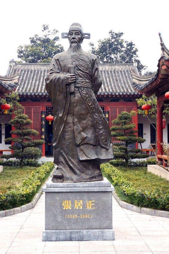 张居正：明朝“首席改革官”，不是在批红奏章，是在内阁值房边啃冷炊饼边画思维导图：