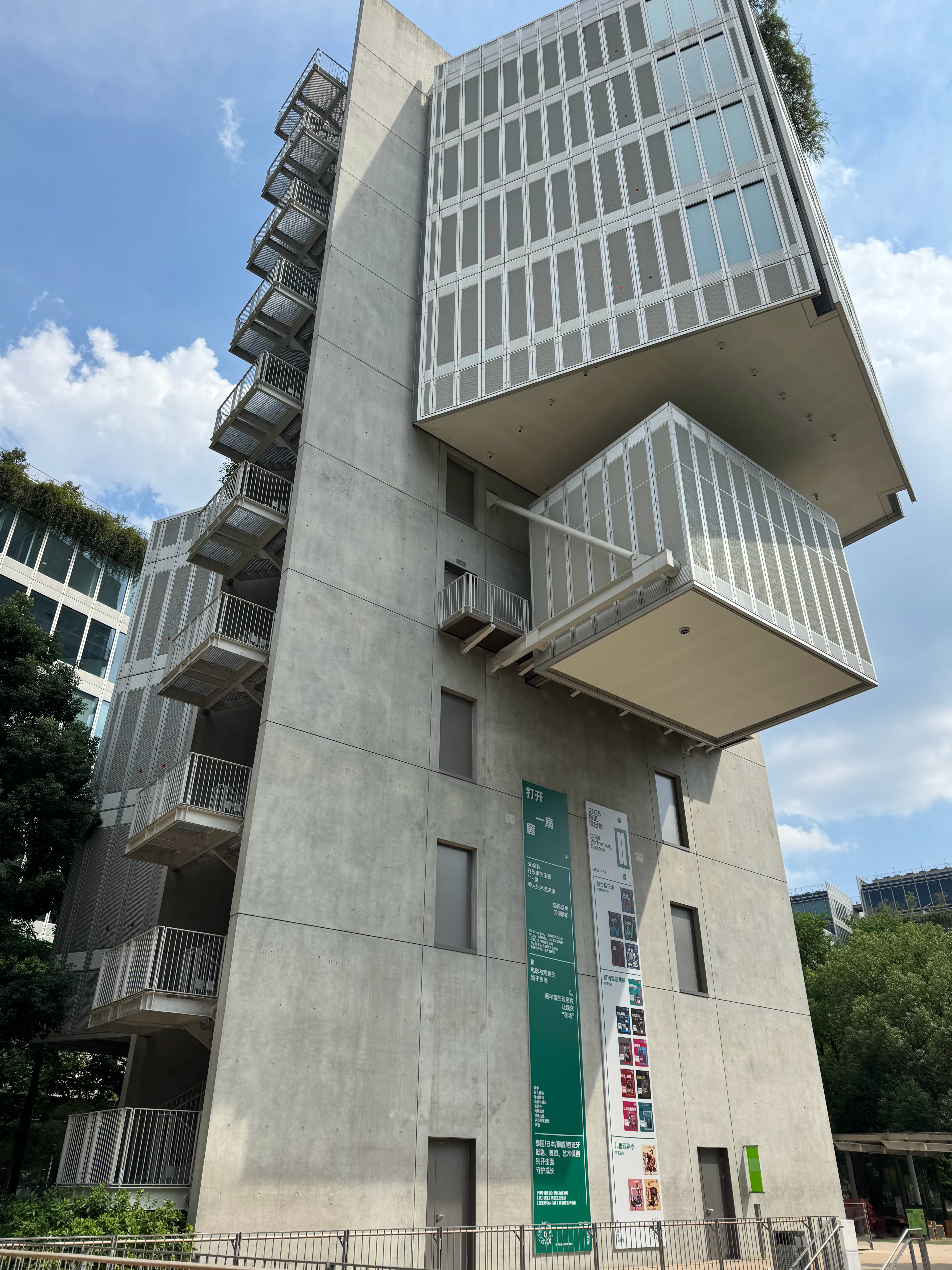 久闻杭州天目里，这次终于实地来了。建筑、道路、绿化做得都太好了，非常漂亮。里面的