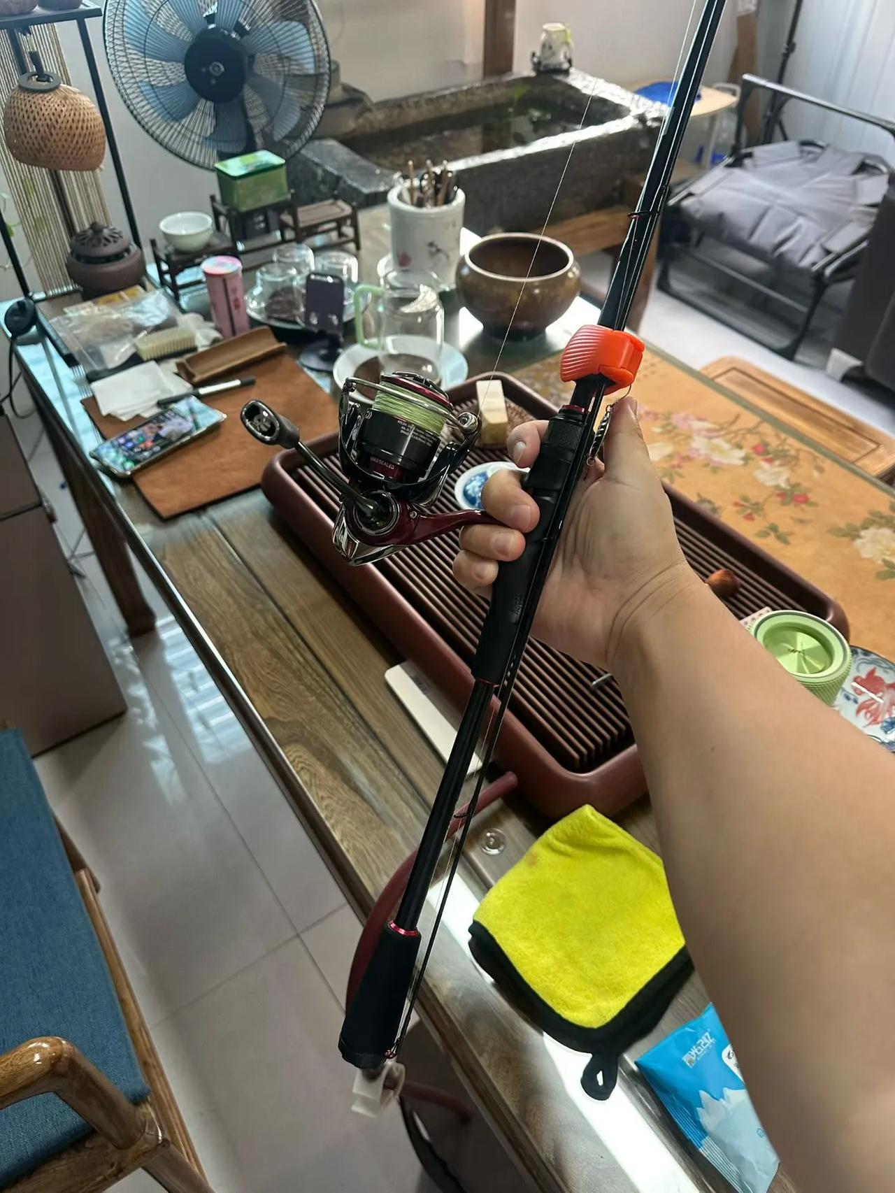 人生七十古来稀，尘事难偷作钓时。
得空便向江河去，一杆路亚觅闲逸。