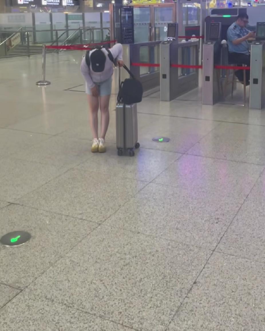 辽宁高铁站最戳心的一幕，看哭了无数网友。送女儿去外地读大学，没有煽情的告白，两个