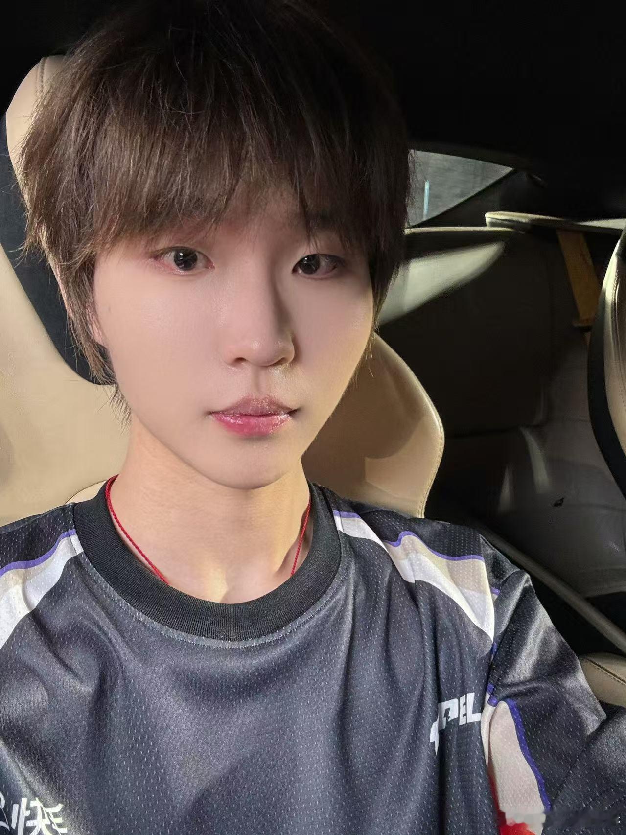 吒宝带粉丝坐超跑兜风 吒宝也太宠粉了吧！直接开超跑带粉丝兜风，这待遇谁不羡慕。 