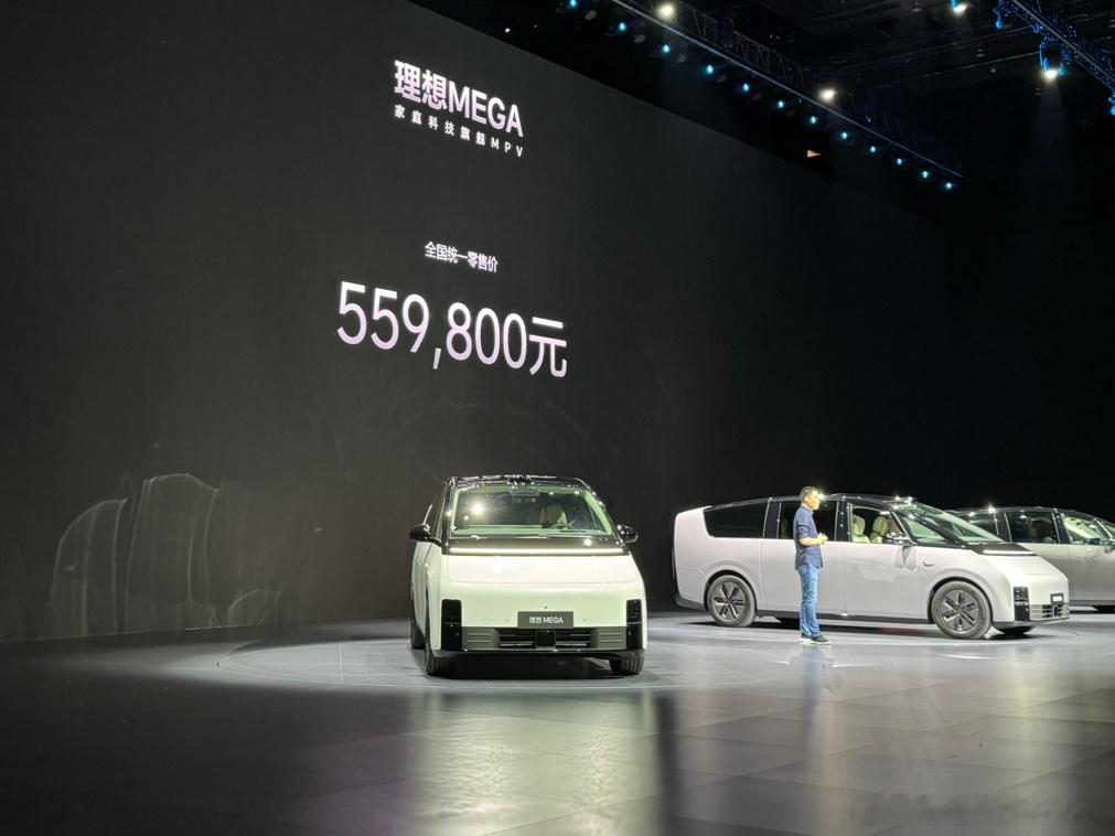 理想MEGA发价格了：55.98万元！对！就一个配置，两款内饰配色，四种外观颜色