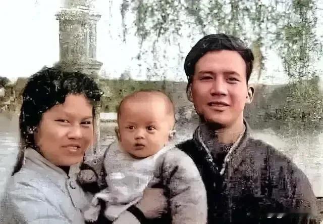 马云一岁的照片曝光，遗传真的是一门玄学，他避开了帅气十足的爸爸，跟妈妈一个模样，