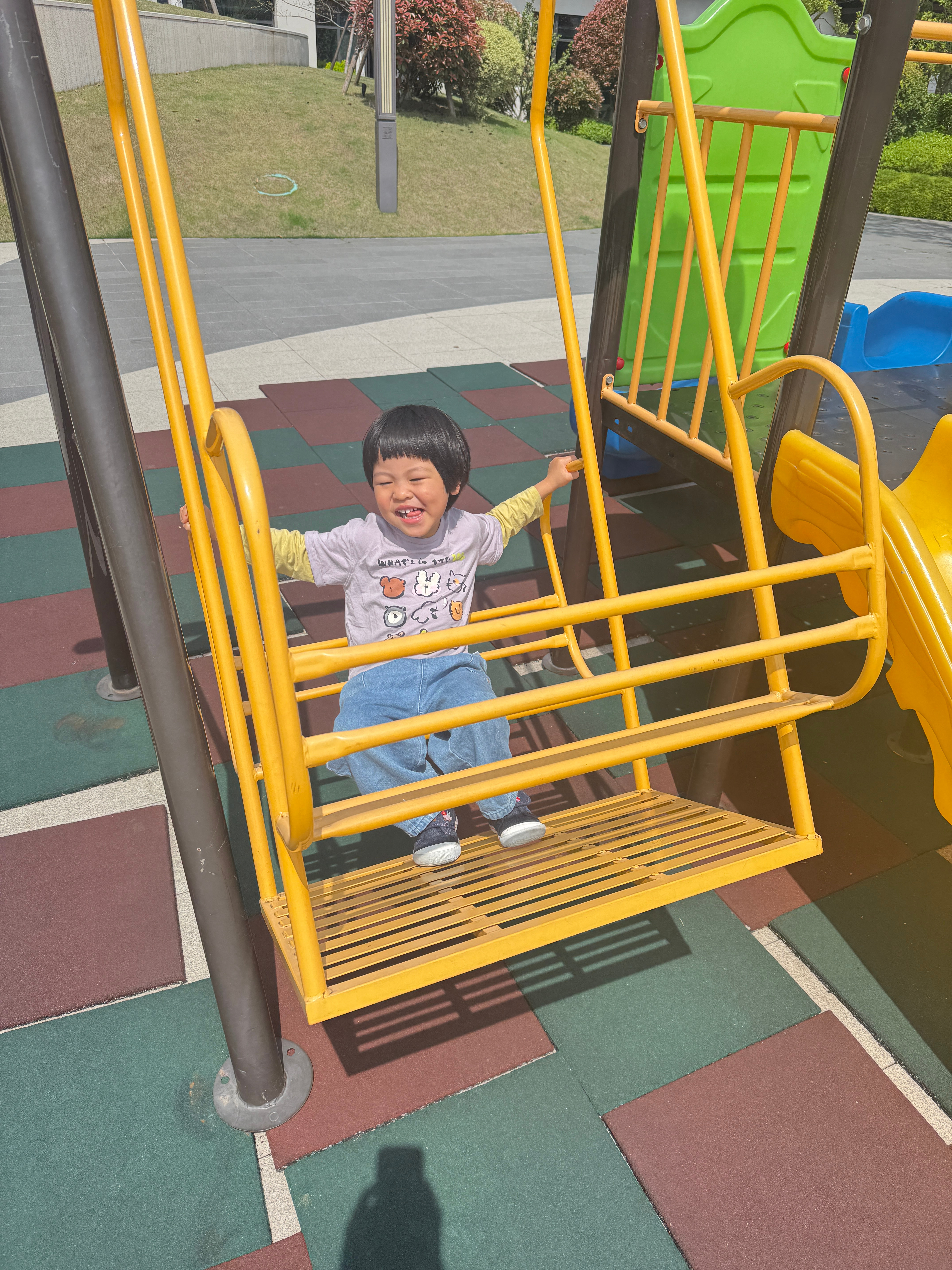 又玩上室外儿童乐园了再来个天使抢走秋千吧我真的好想去观寨山 