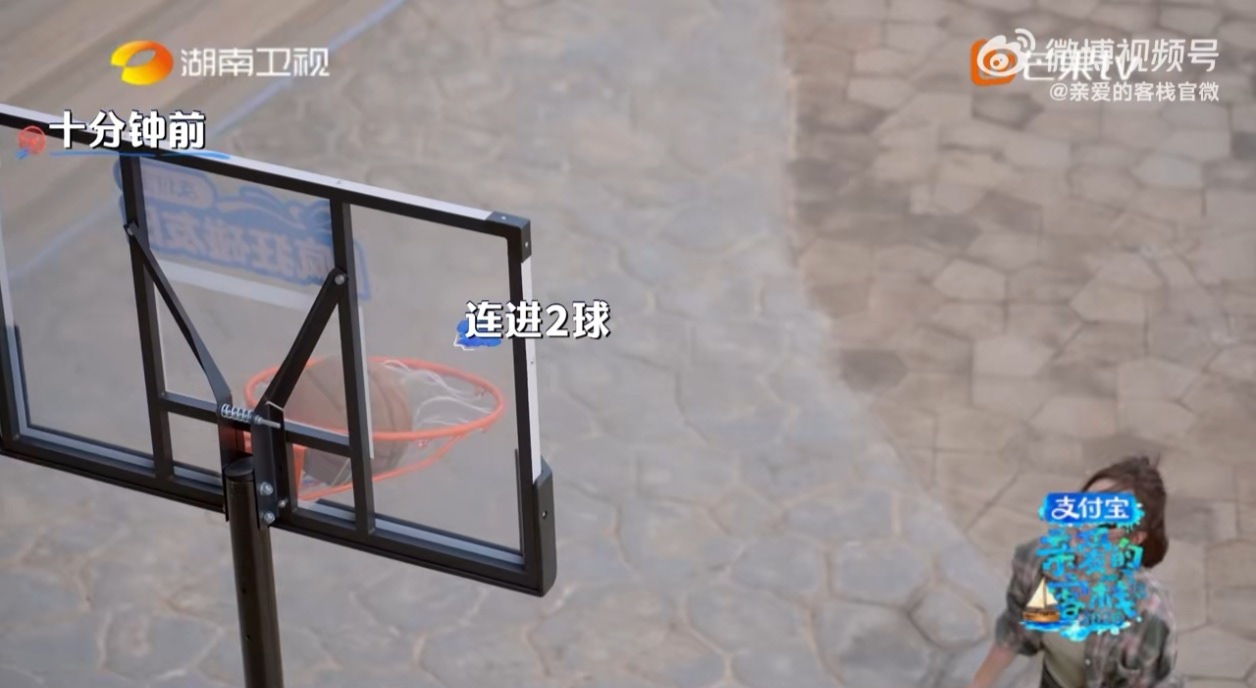 三分球空心入网，客栈惊现“女篮选手”！秦岚姐太酷了。秦岚会打篮球的漂亮姐姐亲爱的