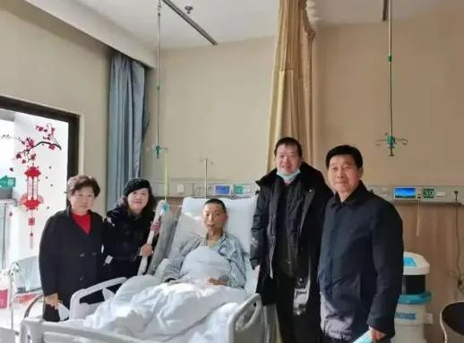 老郭走了，床边是空的...杜新枝这句话，比判决书冰冷。1992年淮河医院抱错两个