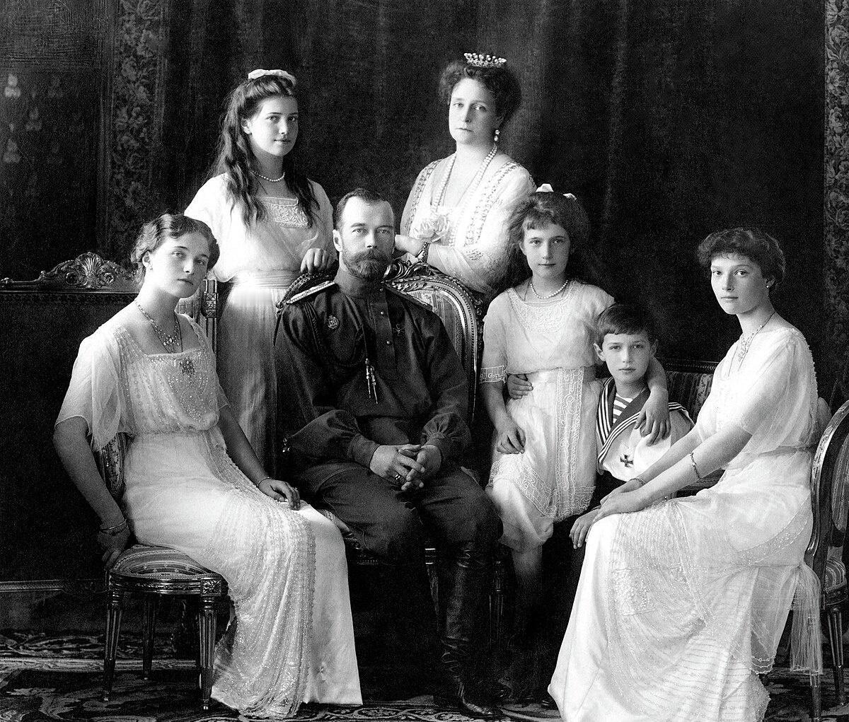 【来自投稿】1998年7月17日，俄罗斯末代沙皇尼古拉二世一家七口（图一）被布尔