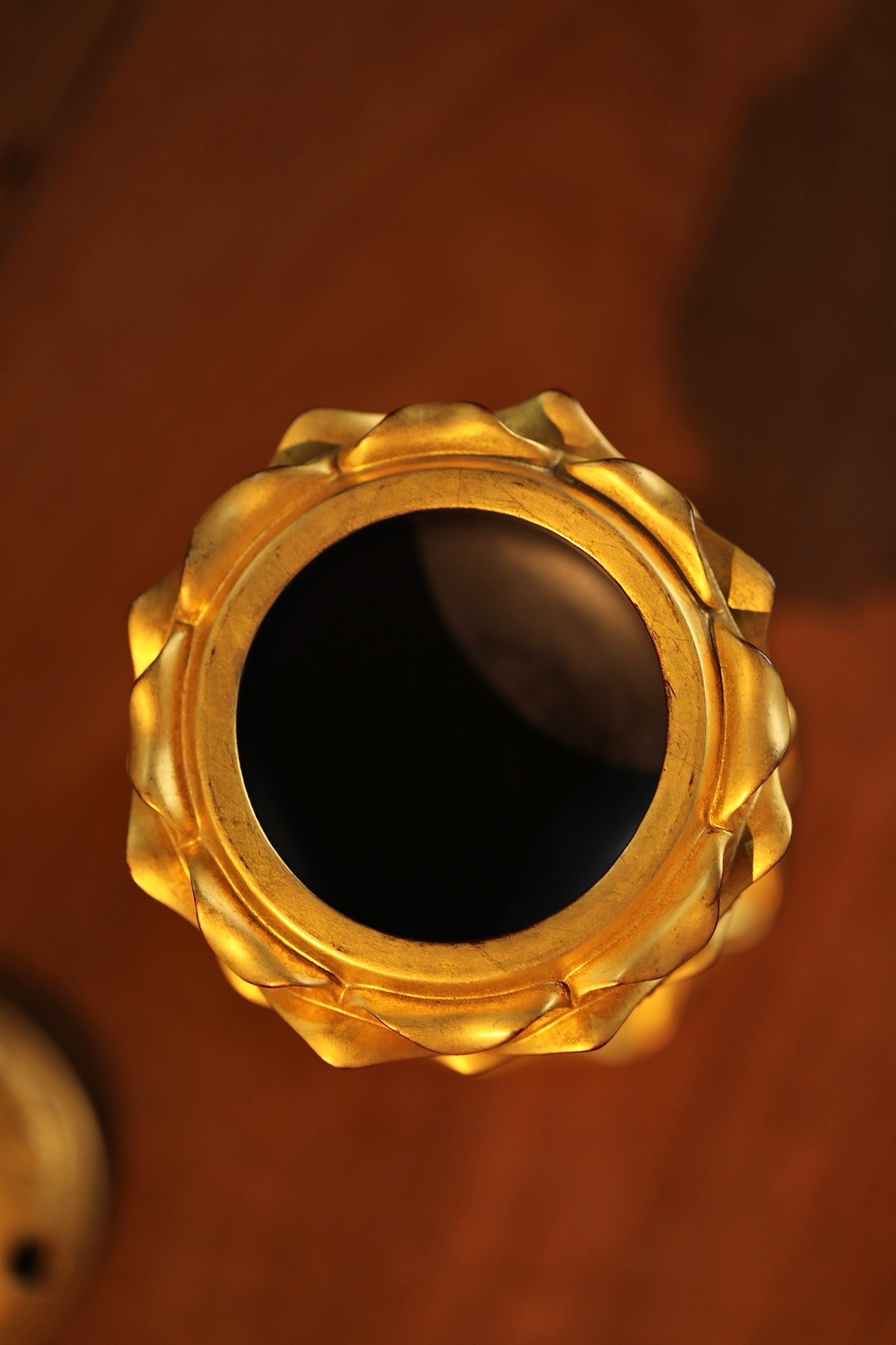 黄杨髹金 | 莲蓬香薰整体以黄杨木制成，作莲蓬式造型，莲枝缠绕，莲叶翻卷自如，形