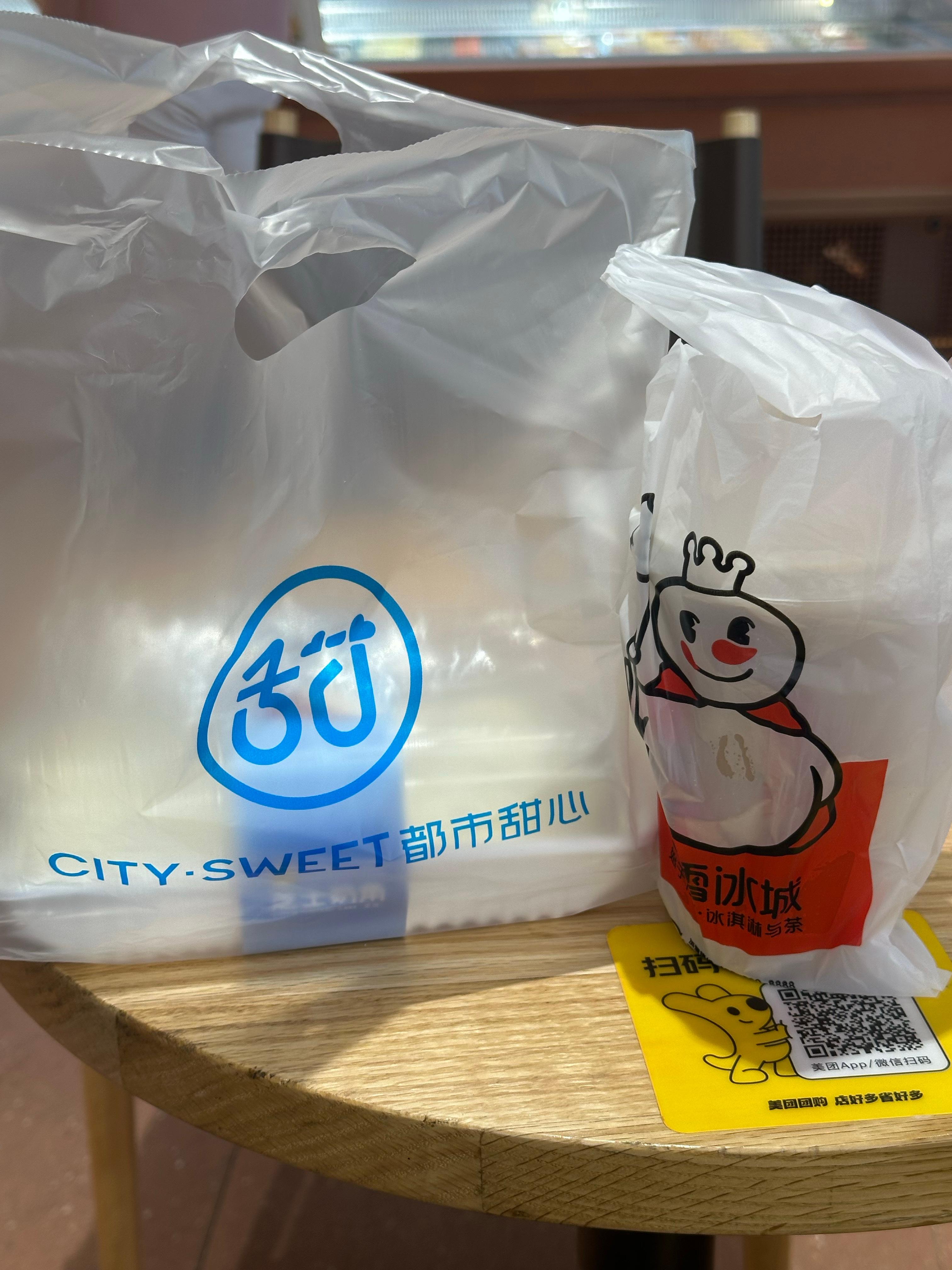 每次去学校之前都要买点吃的 化悲愤为食欲。 ​​​