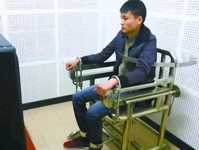 河北沧州，女子与情夫在家正发生关系，被15岁的儿子当场撞破。因担心事情败露，情夫