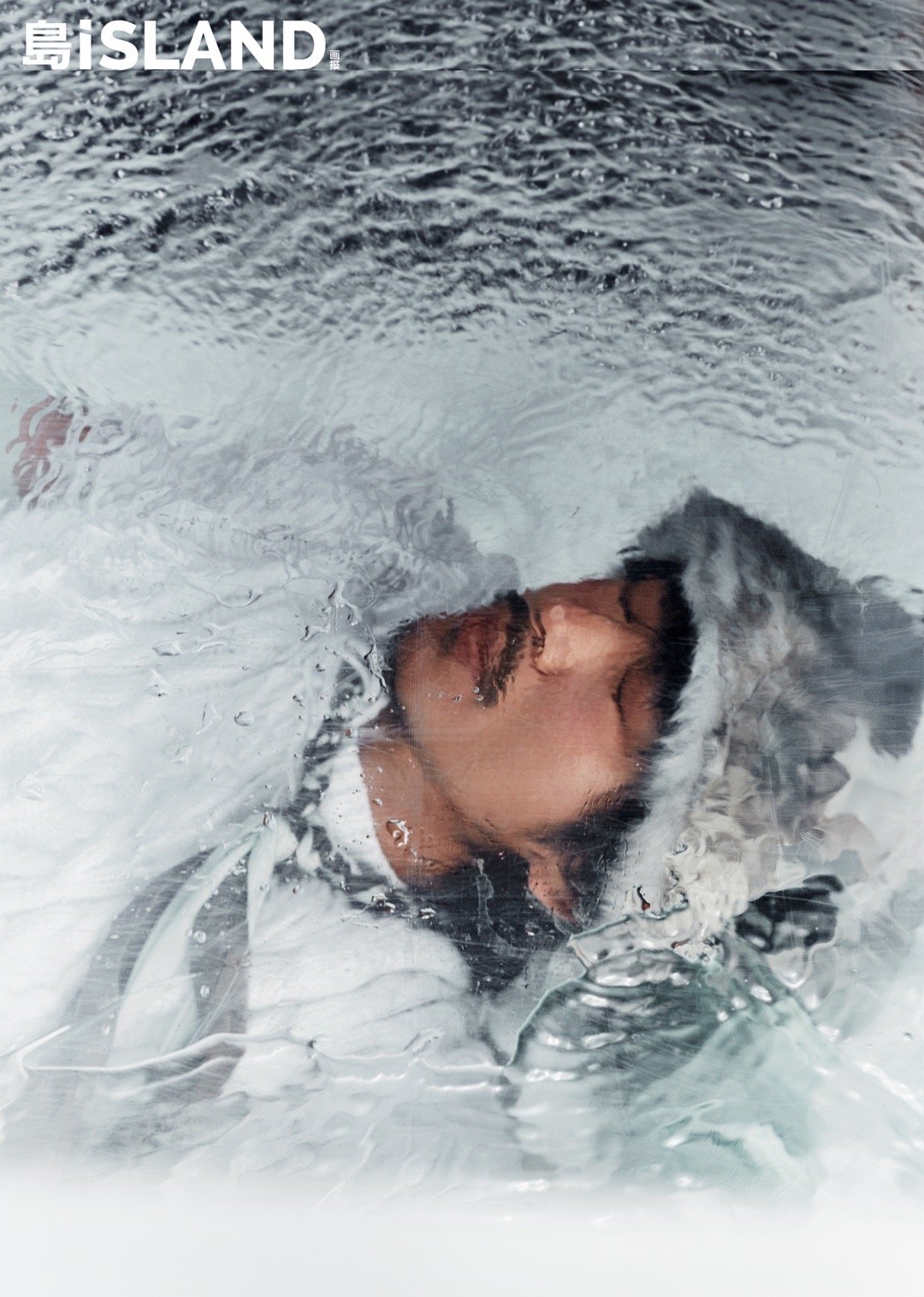 江奇霖再次用大片证明独特气质！在风雪交加中展现野性美，每个眼神都充满张力。这种原