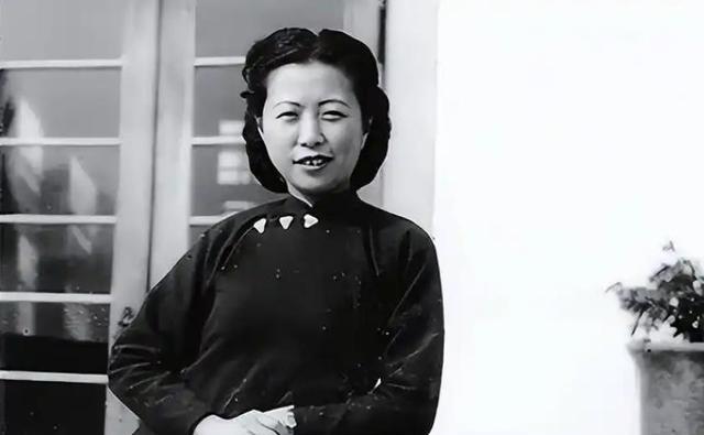 1949年的一天，刚开完保密会议的 国民党 速记员 沈安娜 走出厕所，与一男子擦