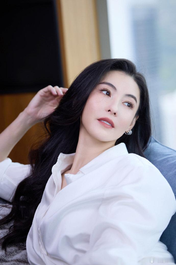 张柏芝重返19岁的一天 看完直接被戳中回忆！张柏芝解锁重返19岁的一天，复刻当年