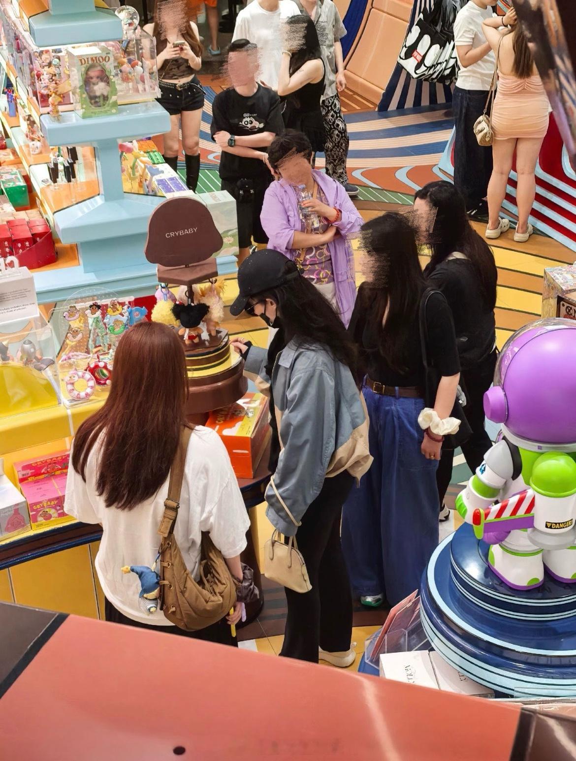 你们怎么又偶遇刘亦菲了！有什么技巧吗让我也学学啊网友在泰国偶遇刘亦菲偶遇刘亦菲泰