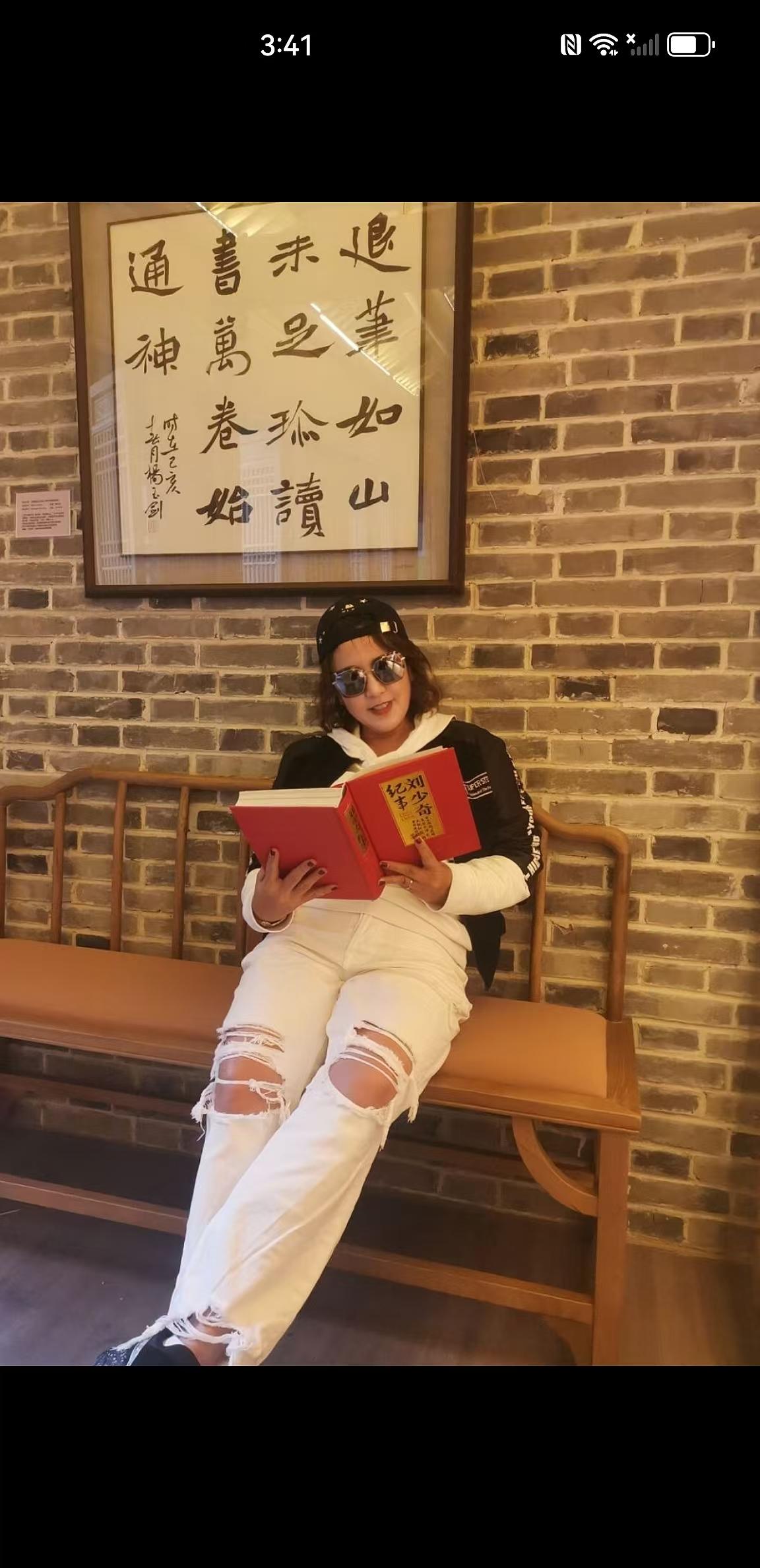 半生悟——LaMa娟
 
年少懵懂步履匆，随心择路意难穷。
未曾读懂人间事，便赴