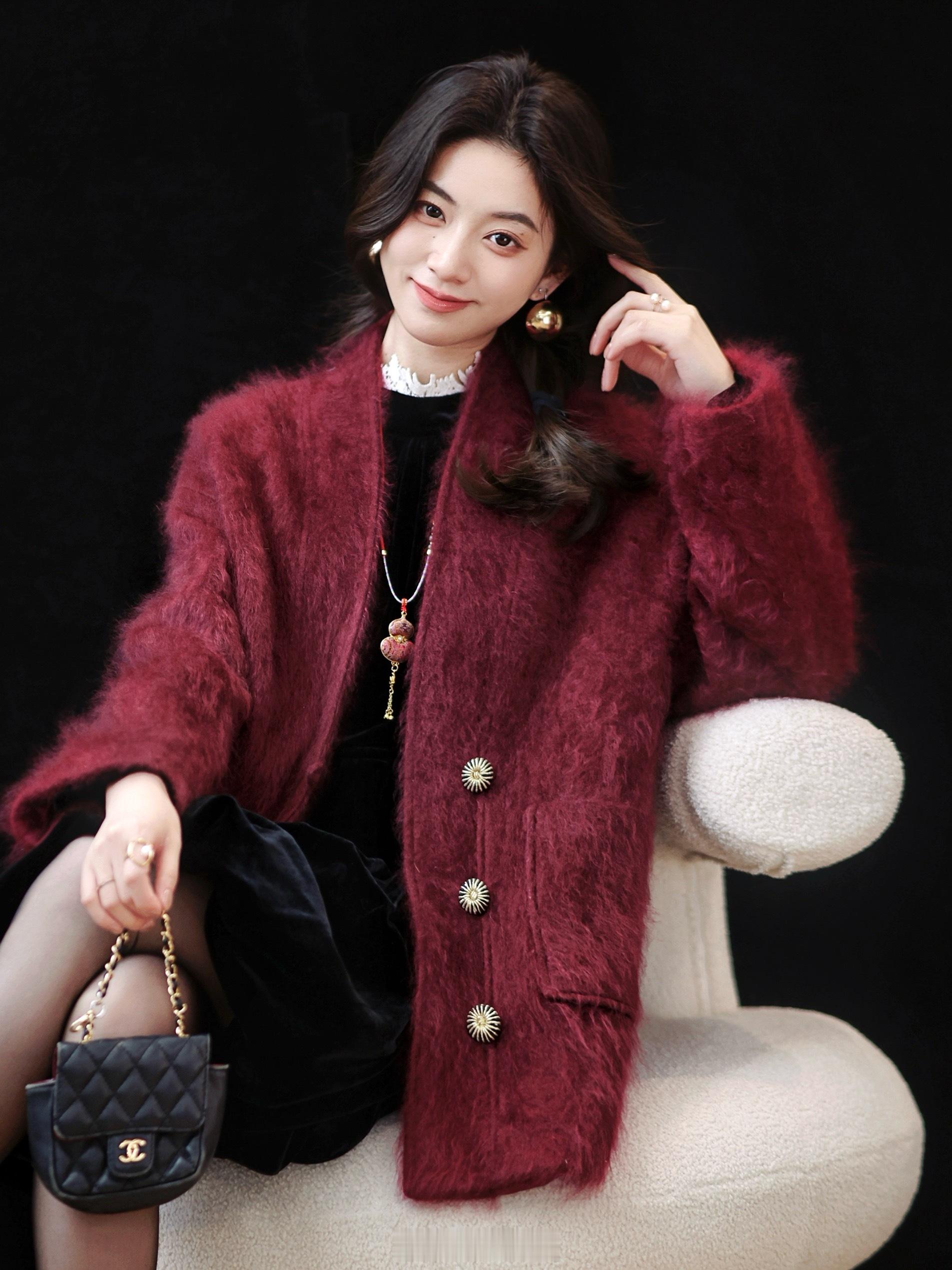 🧨新年氛围感 还得是红色吧～100羊绒+100真丝里+拉绒工艺 温暖轻盈显白这