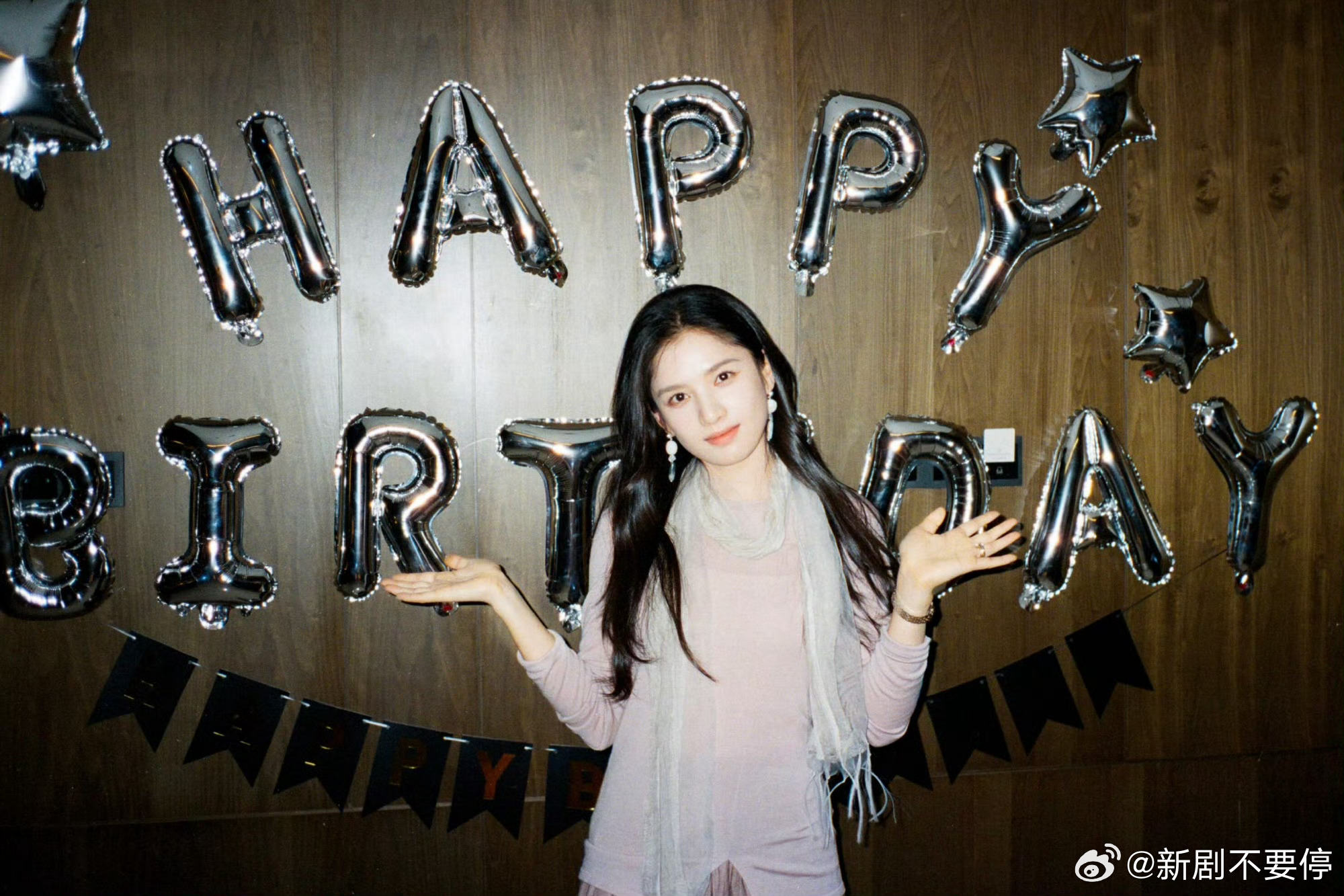 李现给张婧仪拍的生日照李现这组生日照发出来，我第一反应是——这哥摄影技术什么时候