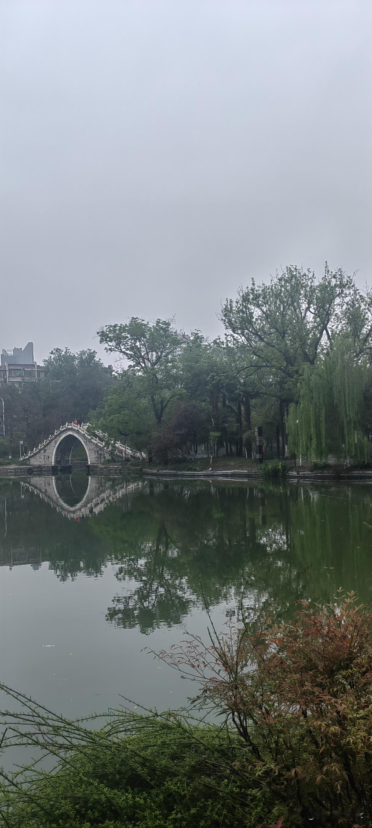 一个人做什么，不管对错，都不要怪别人，做了，就不要后悔。世间的每一件事，都是对自