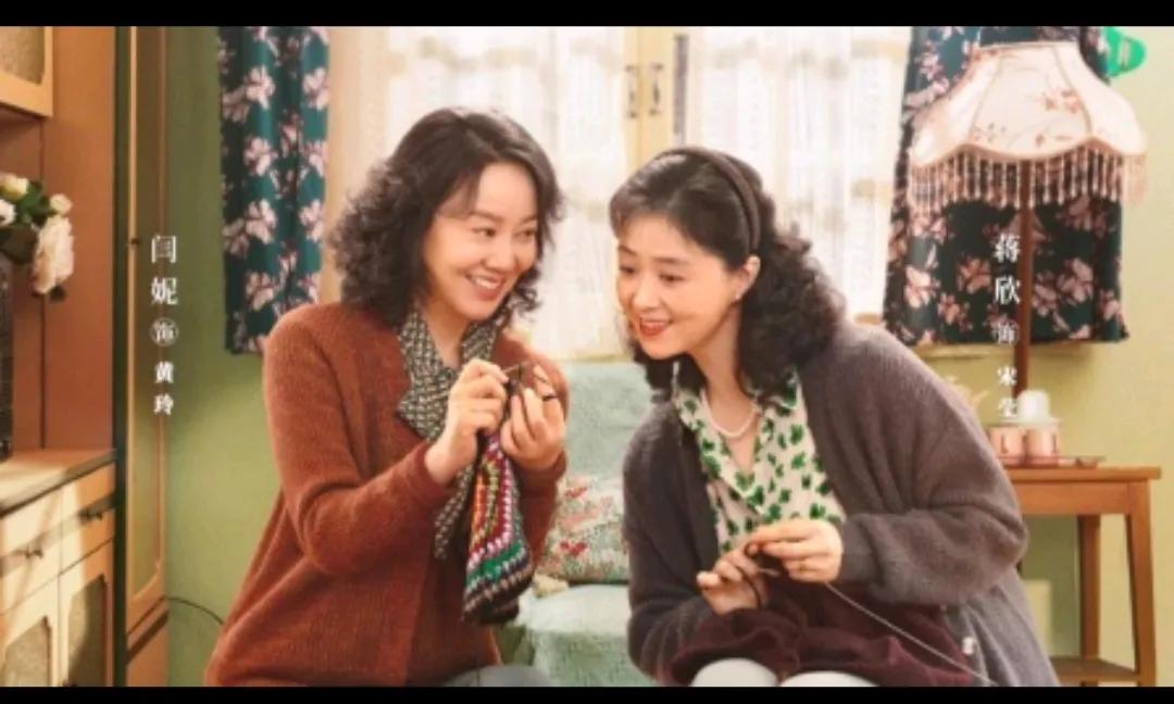 教育孩子真应该学学～小巷人家中的黄玲（闫妮饰），在婆家辛苦做好饭吃饭时都不让上桌