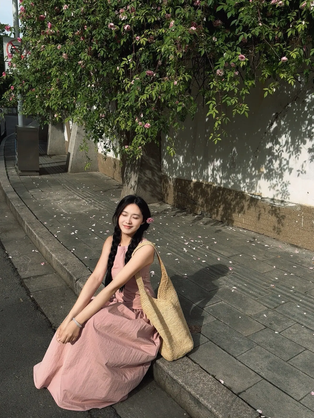 “祝她悦己不为他，祝她常常笑魇如花，她可以不是玫瑰，可以是一朵小小的苔花”