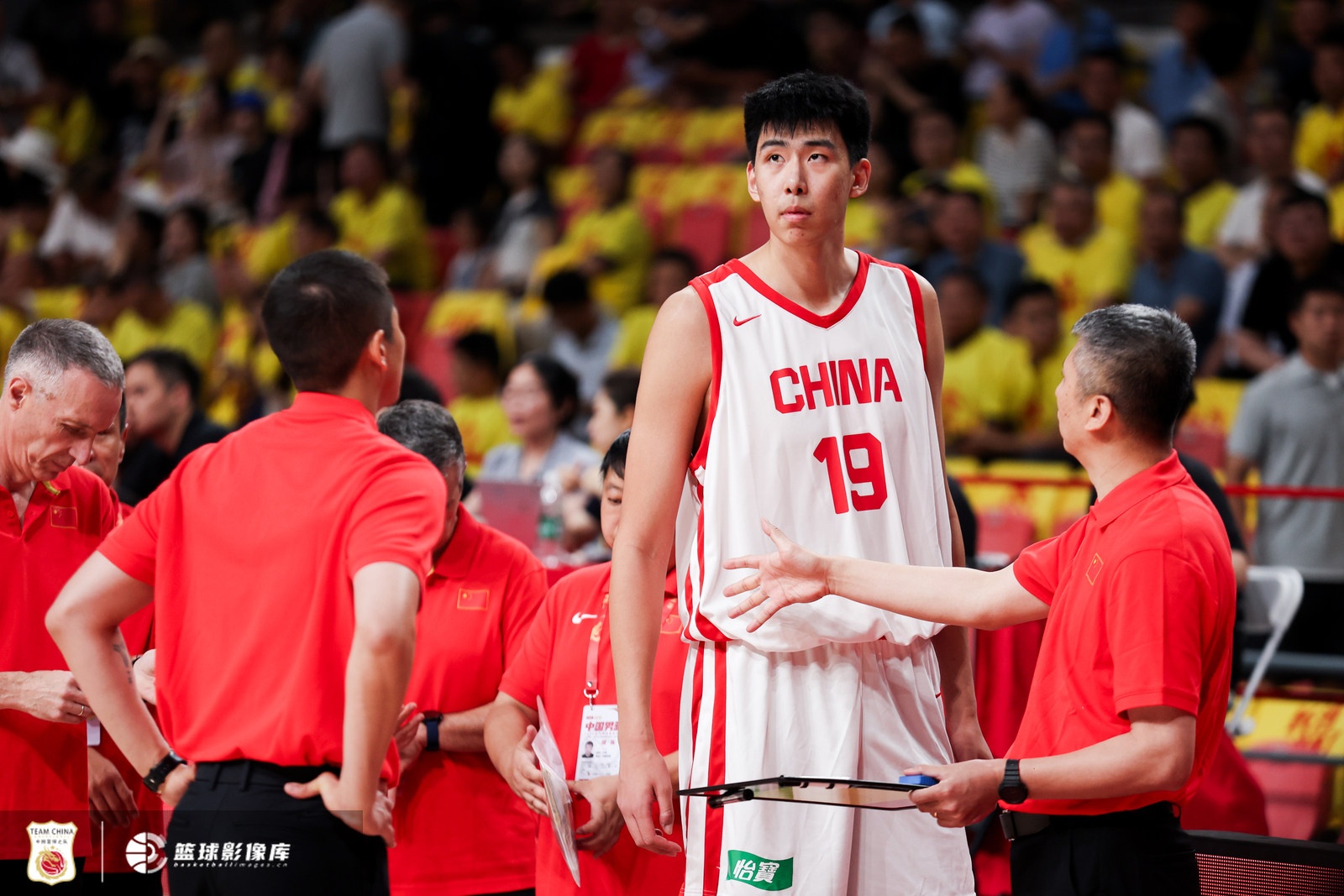 媒体人：不少老队员缺席郭导压力不小 不过男篮也到换血的时候了
