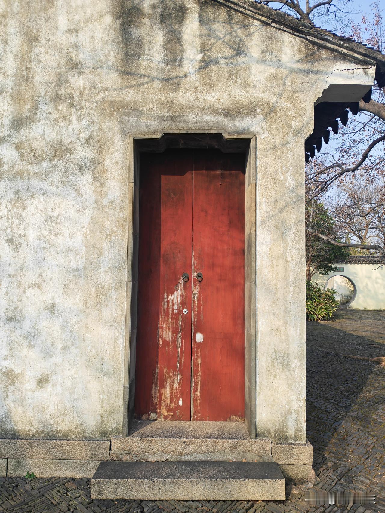 看了一则关于过年的视频，讲的不是家和万事兴，而是价值观冲突的集中爆发。

现代家