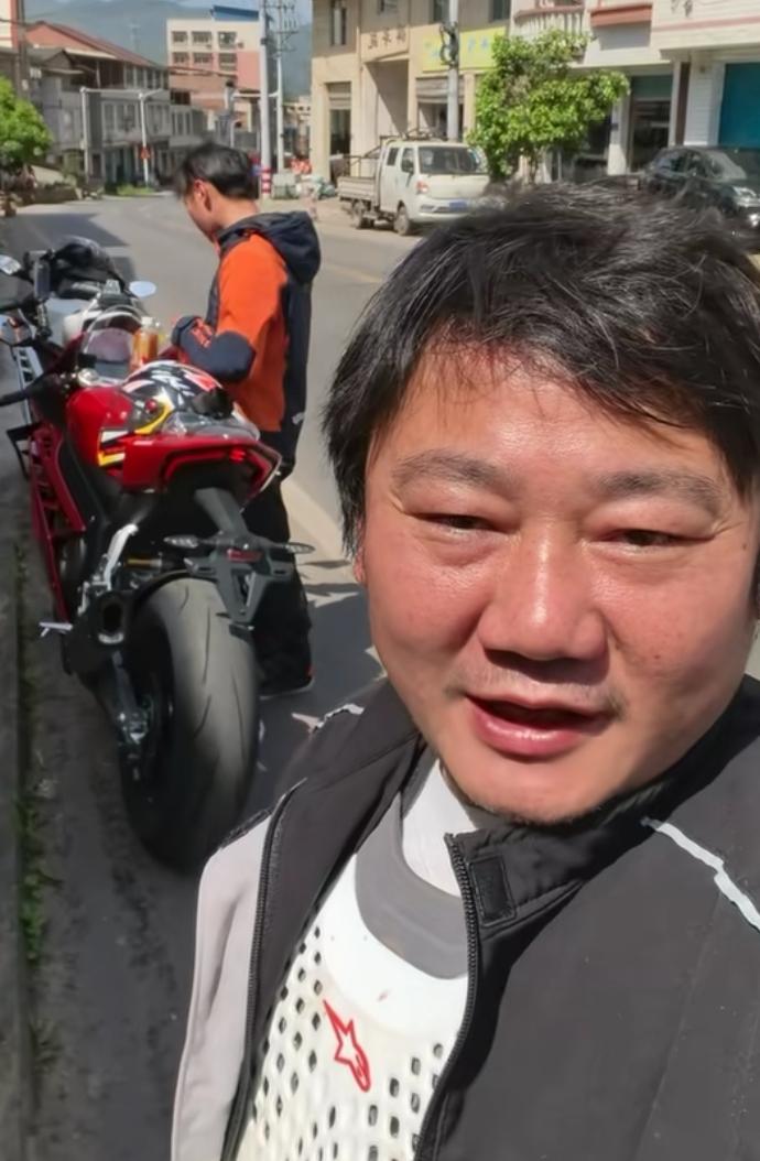 掩不住的激情，让人血脉喷张的场景，活生生的就在你眼前，就问你兴不兴奋？就问你深思