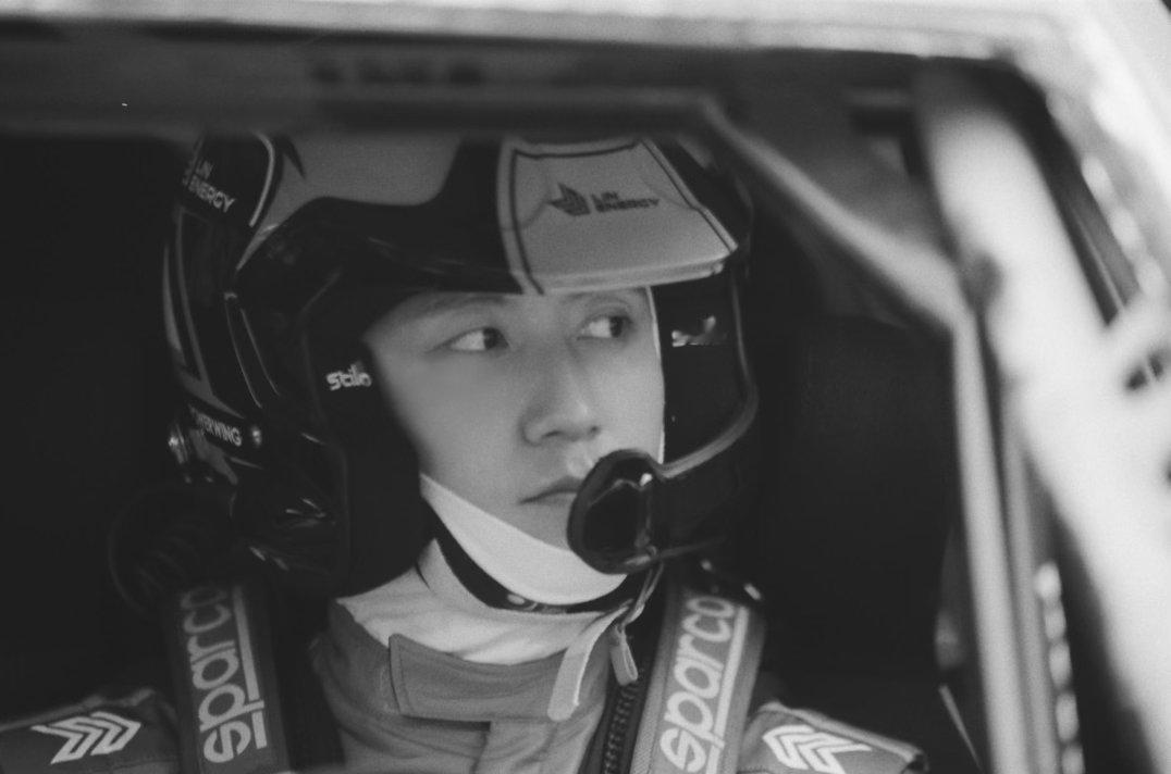 黄景瑜破次元同框 这同框是真实存在的吗？黄景瑜和林臻东原型同框，《飞驰人生》的次