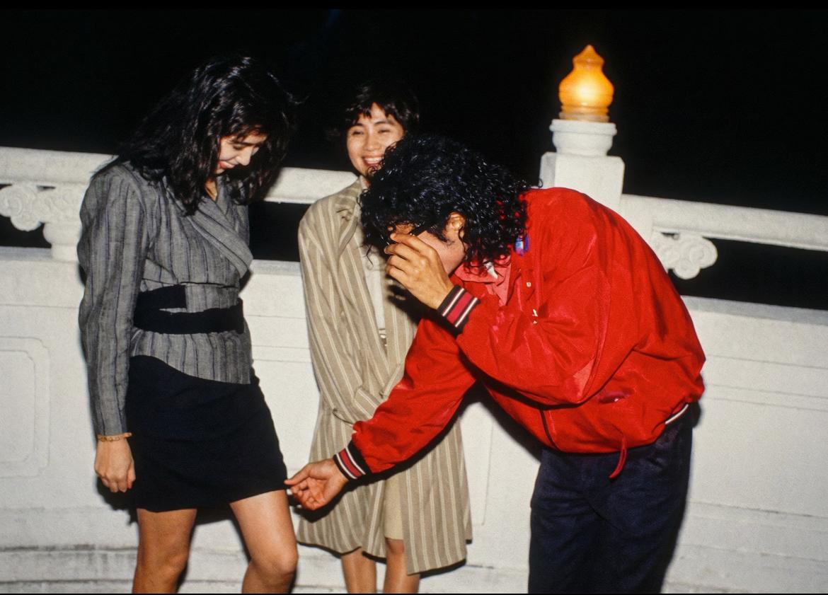 迈克杰克逊第一次见王祖贤移不开眼睛，问：中国女孩都像你这么美吗？还弯腰掀她裙子，