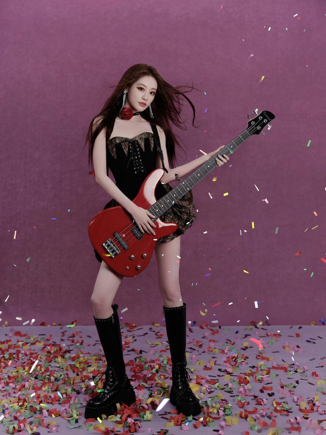 祝绪丹和手机支架谈判好抽象原来这就是祝绪丹说的无拘无束，连手机支架都要沉浸式谈判