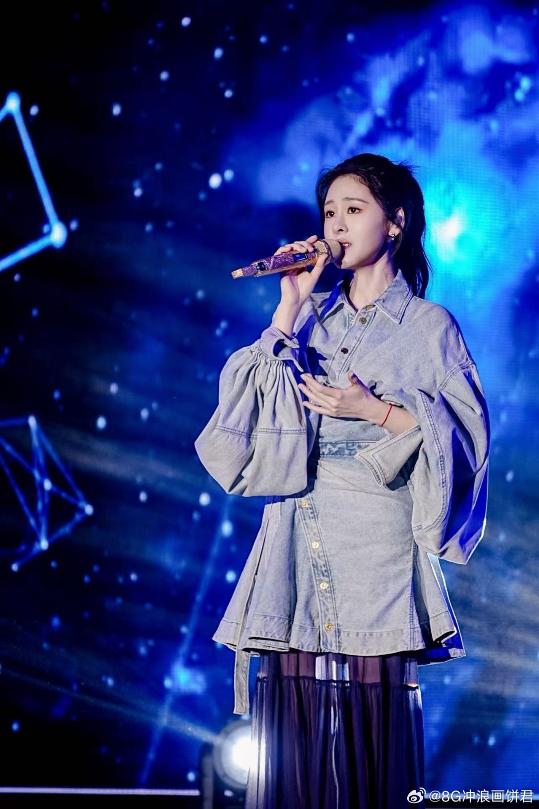 张碧晨和千名大学生大合唱 从第一句到最后一句，全场没停过。张碧晨和大学生们一起，