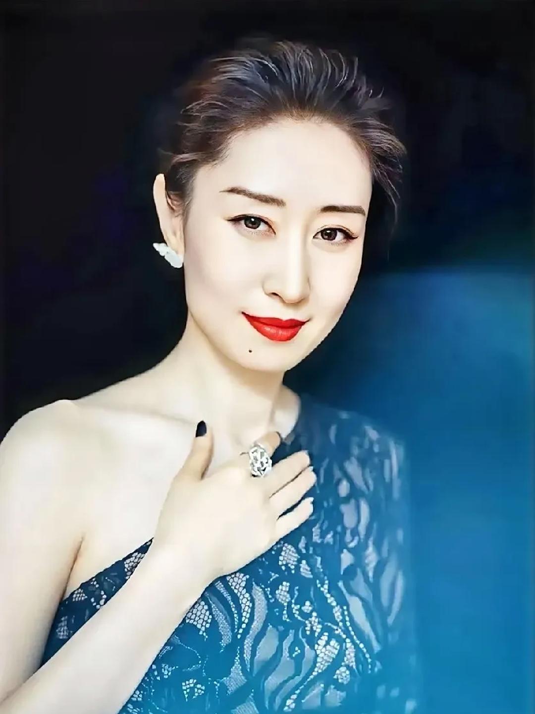 刘敏涛九三晚会演哭全网，
央视连夜专访，
网友盛赞演技开挂。
离婚后她一路逆袭，
