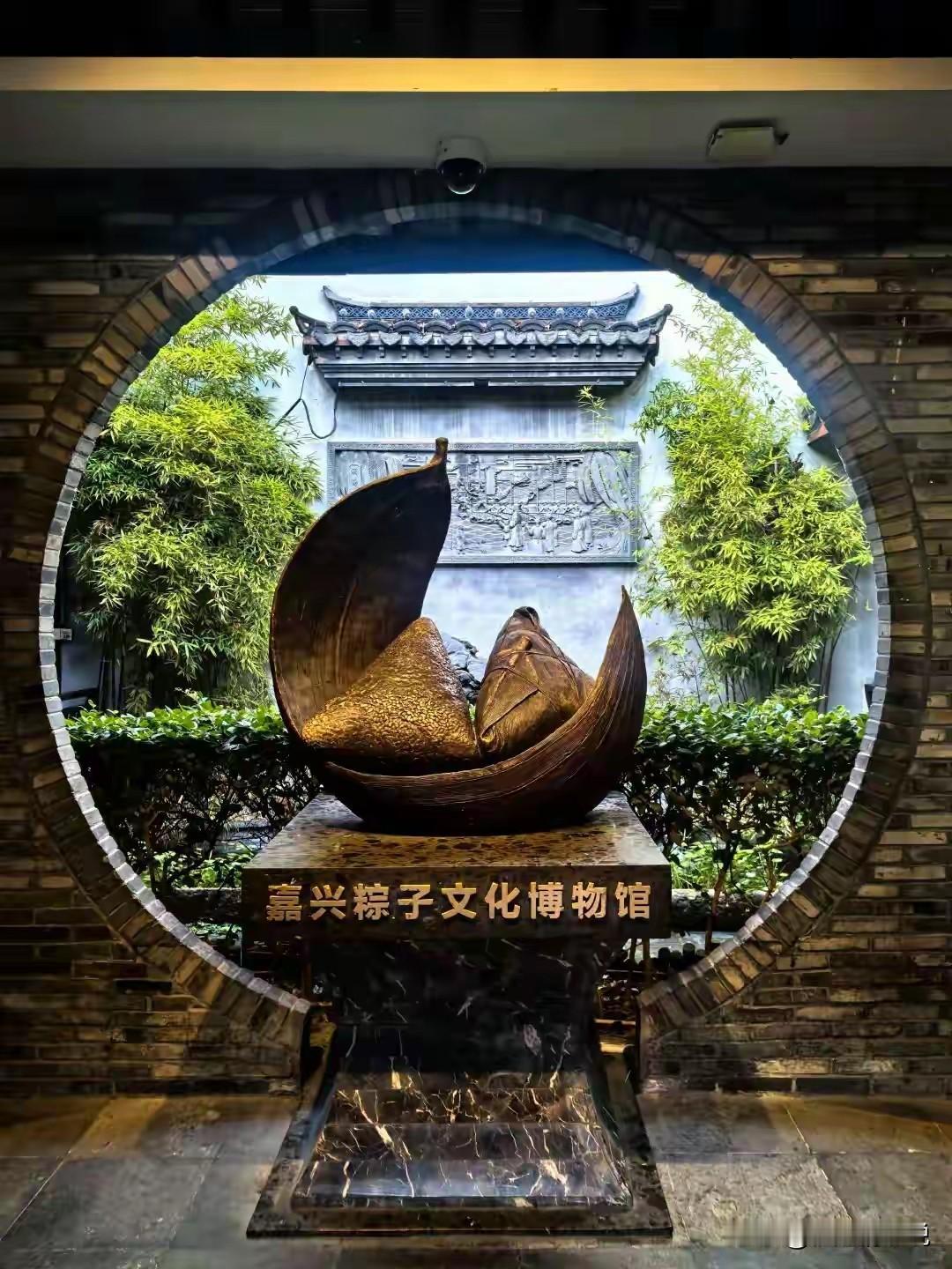 《射雕英雄传》里最经典的一场大戏——群雄聚会，地址原型就在嘉兴南湖的烟雨楼上，金